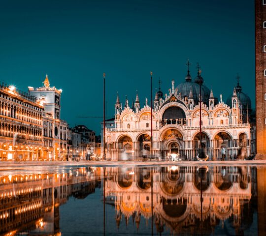 Venezia di sera e i mosaici di San Marco illuminati